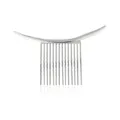Détail d'un peigne à cheveux en métal argenté incurvé minimaliste sur fond blanc pur - Argent