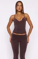 Detailansicht des braunen Camisole-Tops mit V-Ausschnitt und passender Schlaghose - Braun / S