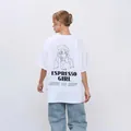 Übergroßes weißes T-Shirt aus reiner Baumwolle mit Vintage-Grafikdruck für Espresso-Mädchen - S / Weißer Rückendruck