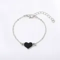 Bracciale minimalista a catena d'argento con ciondolo a cuore in smalto nero e chiusura regolabile. - Ciondolo Nero-Catena d'Argento
