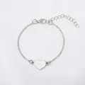 Elegante bracciale a catena argento con cuore in smalto bianco su tessuto bianco. - Ciondolo Bianco-Catena d'Argento