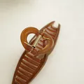 Grande molletta per capelli a forma di squalo color ambra per acconciature eleganti - Marrone