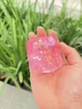 Zachte roze doorschijnende ijsblokje squishy met decoratieve zeeschelpjes - Oceaan Stijl / 5,5 cm / Roze