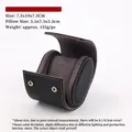 Detalle de caja de reloj ovalada de cuero PU con cojín de terciopelo extraíble - Negro