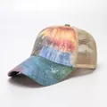 Dames baseballpet van mesh met levendige tie-dye galaxy-print, getoond in zijperspectief - Verstelbaar / Oranje