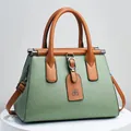 Elegante borsa a mano da donna verde a grana con manici marroni e tracolla regolabile - 28x14x20cm / Verde