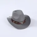 Nahaufnahme eines grauen Filz-Cowboyhuts mit silbernem Stierkopf-Metall-Accessoire. - Erwachsene(55-58cm) / Grau (Silberner Bullenkopf-Dekor)