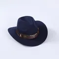 Détail d'un chapeau de cow-boy en feutre bleu marine avec ornement tête de taureau argentée - Bleu Marine (Décor de Tête de Taureau en Argent)