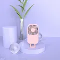 Moderno mini ventilatore portatile USB rosa in una scena estetica renderizzata in 3D - Rosa