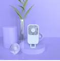 Primo piano di un mini ventilatore USB portatile color lavanda su una base circolare - Blu