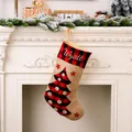 Grote jute kerstsok met rood en zwart geruite boom en de gepersonaliseerde naam - Kerstboom Stijl