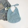 Sac fourre-tout au crochet bleu clair avec motif ajouré pour la mode d'été - Bleu avec pendentif