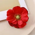 Dettaglio ravvicinato di una testa di magnolia artificiale rossa con stami gialli - Grande / Rosso