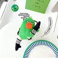 Nahaufnahme eines lustigen grünen Plüsch-Anhängers, der einen Spagat macht - 15CM / Grüner Verrückter