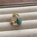 Vintage goud vergulde verstelbare open ring met ovale turquoise steen in juwelendoos. - Veertextuur Ovale Edelsteen Stijl (JZ0378) / Verstelbare Open Ring (2cm) / Groen