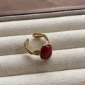 Detail van een gouden verstelbare ring met rode edelsteen en bladtextuur patroon - Vintage Bladgesneden Rode Edelsteen Stijl (JZ0377) / Verstelbare Open Ring (2cm) / Rood