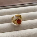 Vintage ring met ovale rode edelsteen, verstelbare open band en gouden gegraveerde details. - Radiaal Gegraveerde Roodbruine Cabochon Stijl (JZ0383) / Verstelbare Open Ring (2cm) / Rood