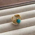 Vintage gouden verstelbare ring met een ronde turquoise edelsteen op een display - Reliëftextuur Ronde Blauwe Edelsteen Stijl (JZ0384) / Verstelbare Open Ring (2cm) / Blauw