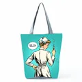Vista dettagliata della borsa tote con stampa pop art infermiera e tracolle grigie per lo shopping - Stile Tondo Martellato (hl1234)