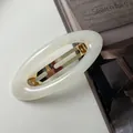 Vista dettagliata del fermaglio per capelli ovale in acrilico vintage con fibbia. - Bianco sporco (10CM)