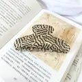 Primer plano de una pinza para el cabello de estilo francés con patrón de mosaico - Lunares Blancos y Negros-11cm