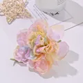 Pince à cheveux fleur de pivoine colorée avec dégradé arc-en-ciel pastel pour femmes. - Coloré