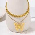 Dettaglio della collana a due strati con ciondolo a farfalla traforata e catena d'oro - Oro 18K