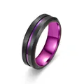 Nahaufnahme eines schwarzen Edelstahlrings mit lila Innenband und dekorativer Nut - Größe 7 / 6mm Violette abgeschrägte Kante