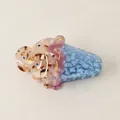 Detail der acetat-haarklammer in eisform mit bunter marmorierung und streuseln. - Blaues Eis / 10*5.8cm