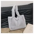 Gros plan d'un grand sac à main en peluche gris sur un fond de style élégant - Gris clair