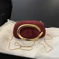 Elegante bordeauxrote Samt-Clutch mit goldenem C-Verschluss und dünner Kette. - Rot