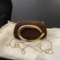 Retro dunkelbraune Wildleder-Clutch mit markantem goldenem Metallgriff und Kettenriemen - Braun