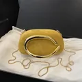 Pochette retrò in pelle scamosciata gialla con manico a C dorato e tracolla a catena - Giallo