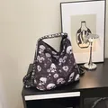 Bolso tote grande con estampado gótico de calaveras y flores, correas con letras moda. - Rojo
