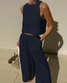 Detailansicht eines dunkelblauen zweiteiligen Sets mit ärmellosem Oberteil und Hose - S / Marineblau