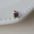 Vue détaillée d'une boucle d'oreille en zircon violet carré avec placage en or 18k - Zircon Carré Violet à Rangement Latéral (Pièce Unique) / Argent 925 / Or Clair