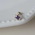 Gros plan d'une boucle d'oreille en or avec zircon violet carré et pierres - Zircon Violet Éclat d'Étoile à Quatre Points (Pièce Unique) / Argent 925 / Or Clair