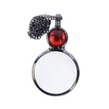 Detail einer Lupenkette mit elegantem rotem Edelstein und dunkler Metallkette. - Rot
