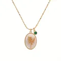 Détail du collier vintage avec pendentif ovale, muguet doré et pierre précieuse verte - Mai - Lys