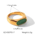 Dettaglio di un anello in acciaio dorato vintage con smalto verde e misure di taglia - Stile oro e verde (XZ-R30793-7)