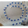 Detail van de zilverkleurige ketting met blauwe boze oog beschermende bedeltjes. - Zilver Blauw Halsketting