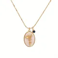 Vue rapprochée d'un collier ovale avec relief de fleur dorée et gemme bleue - Septembre - Aster