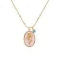 Gros plan d'un collier avec pendentif ovale fleuri doré et breloque en gemme bleue. - Mars - Jonquille