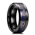 Dettaglio dell'anello in acciaio nero da 8mm con fibra di carbonio blu e intarsio a ingranaggi - Misura 6 / Base nera sfondo blu stile ingranaggio oro rosa