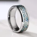 Dettaglio macro dell'anello in acciaio inossidabile da 8 mm con intarsio in fibra blu - Misura 6 / Stile ingranaggio blu e argento