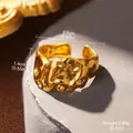 Detailansicht eines verstellbaren goldenen Rings aus Edelstahl mit Lavastruktur - Unregelmäßige Geometrische Konvexe Textur (STR-0034-1800) / Gold
