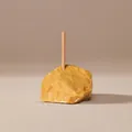 Minimalistischer Räucherstäbchenhalter aus natürlichem gelbem Rohstein mit 3 mm Loch - Gelber Aventurin / 2-3cm
