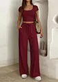 Détail de l'ensemble deux pièces bordeaux avec haut court et pantalon large à taille haute - Bordeaux