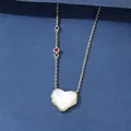 Elegante collar de plata y nácar en forma de corazón con baño de oro y gemas de colores. - Dorado