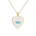 Detailopname van een vergulde hartketting met een blauwe emaille boze oog hanger detail. - Witte Druppelende Olie(21906)